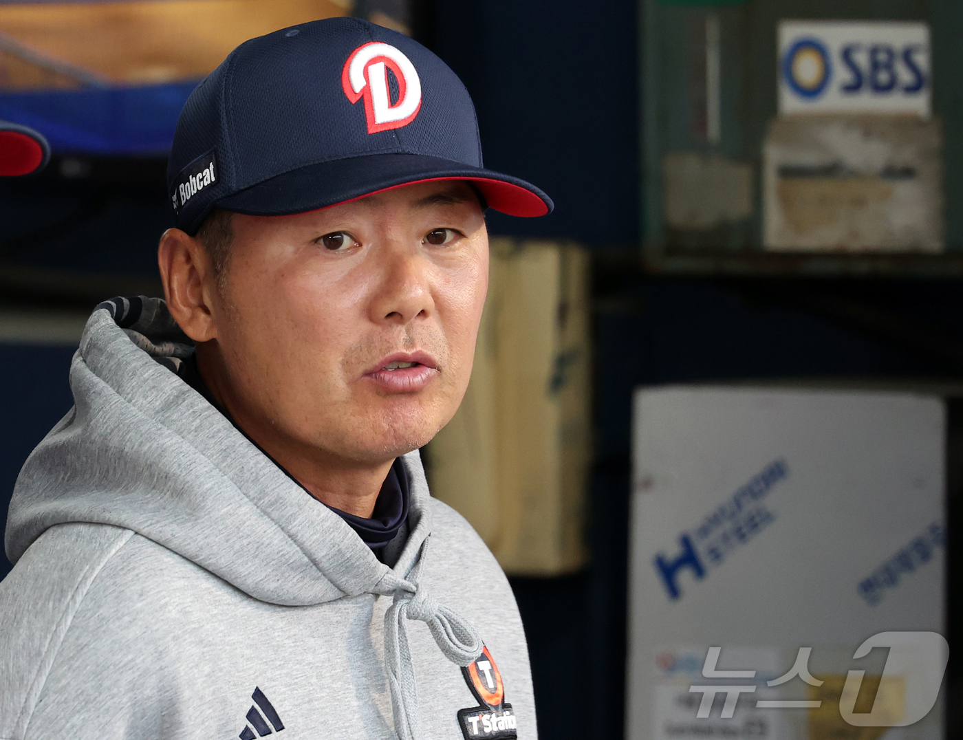 (서울=뉴스1) 김진환 기자 = 28일 서울 송파구 잠실야구장에서 열린 '2026 신한 SOL KBO리그' 삼성 라이온즈와 두산 베어스의 경기, 두산 김원형 감독이 경기를 지켜보고 …