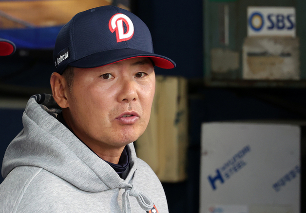 경기 지켜보는 김원형 감독