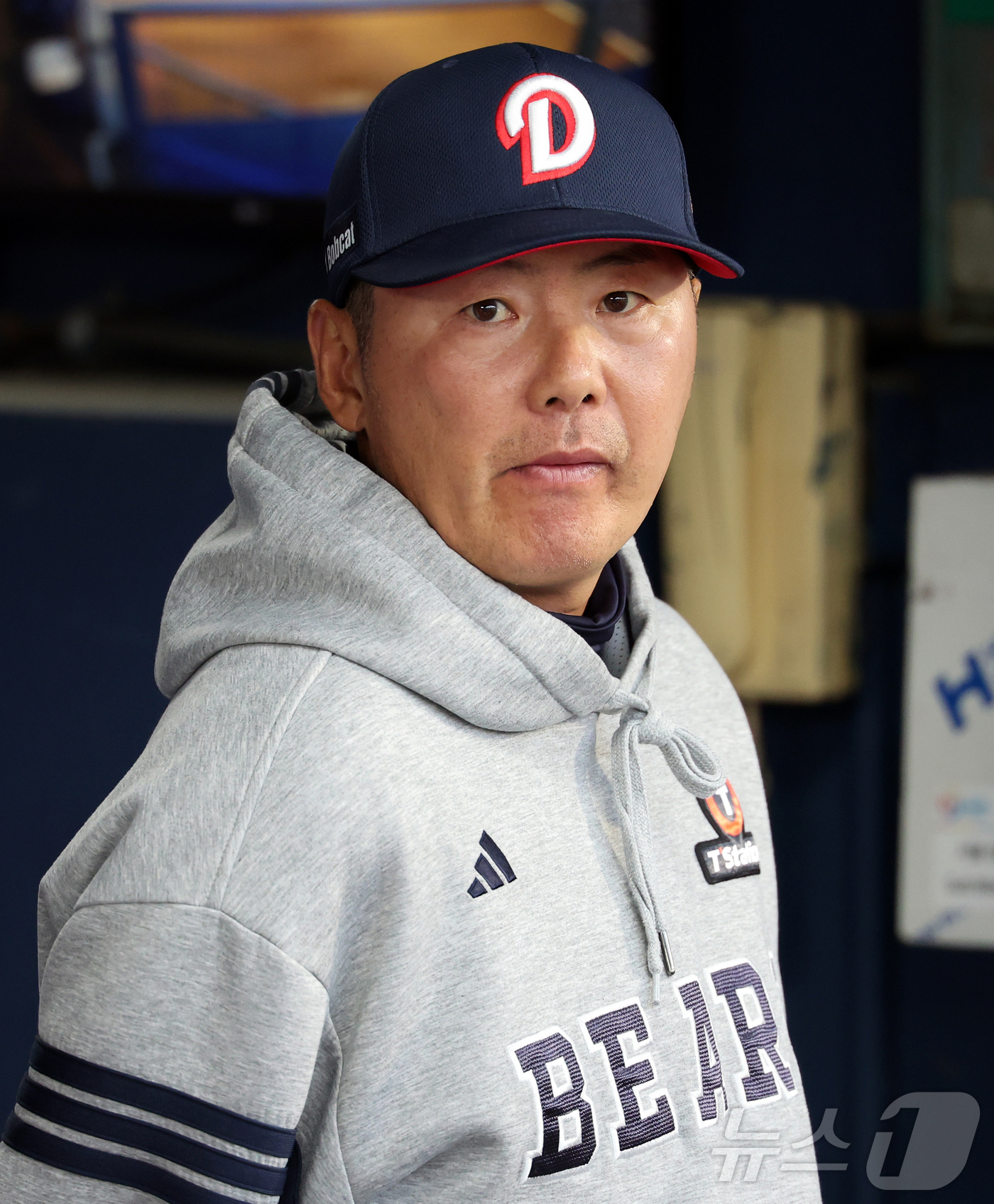 (서울=뉴스1) 김진환 기자 = 28일 서울 송파구 잠실야구장에서 열린 '2026 신한 SOL KBO리그' 삼성 라이온즈와 두산 베어스의 경기, 두산 김원형 감독이 경기를 지켜보고 …