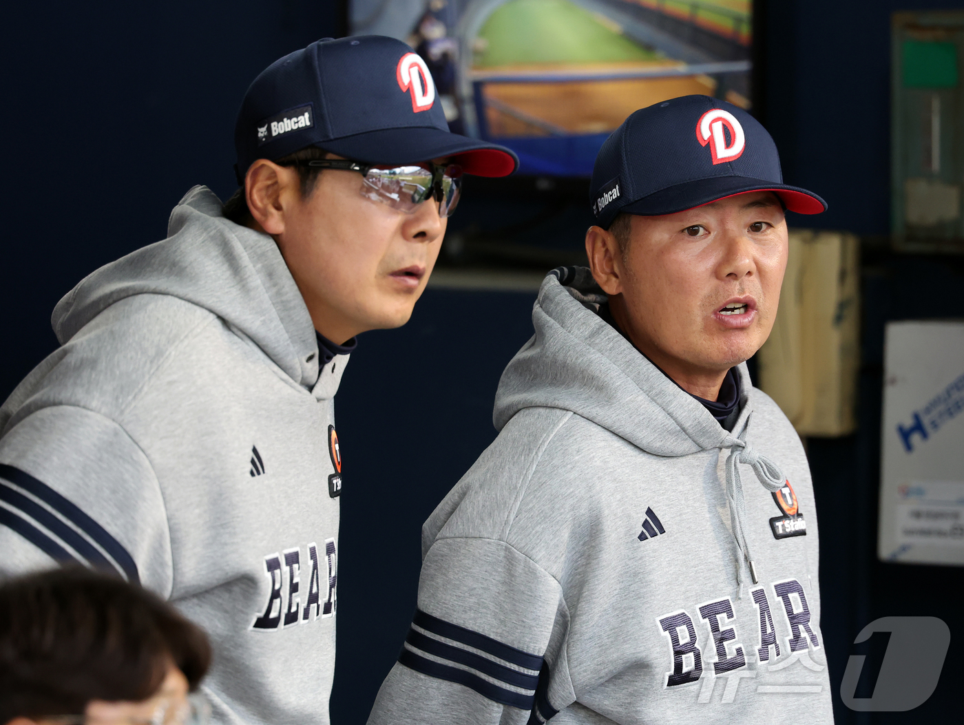 (서울=뉴스1) 김진환 기자 = 28일 서울 송파구 잠실야구장에서 열린 '2026 신한 SOL KBO리그' 삼성 라이온즈와 두산 베어스의 경기, 두산 김원형 감독이 홍원기 수석코치 …