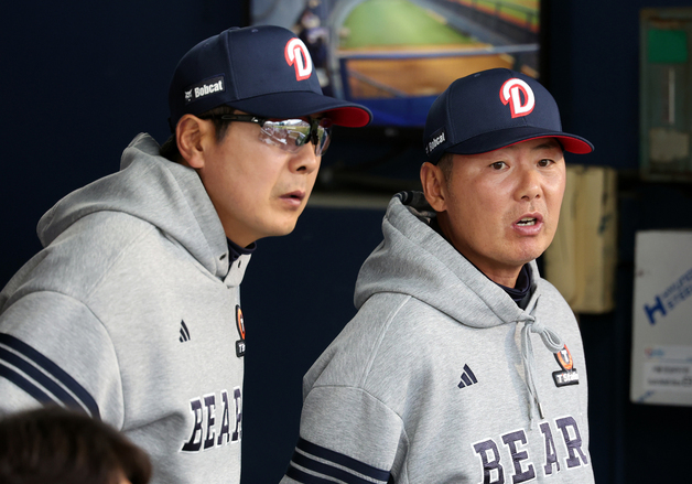 홍원기 수석코치와 대화 나누는 김원형 감독