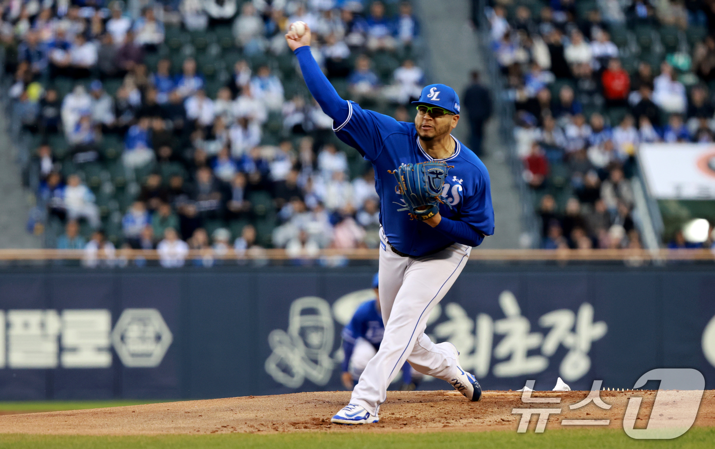 (서울=뉴스1) 이호윤 기자 = 28일 서울 송파구 잠실야구장에서 열린 '2026 신한 SOL KBO리그' 삼성 라이온즈와 두산 베어스의 경기, 삼성 선발 후라도가 1회말 등판해 …