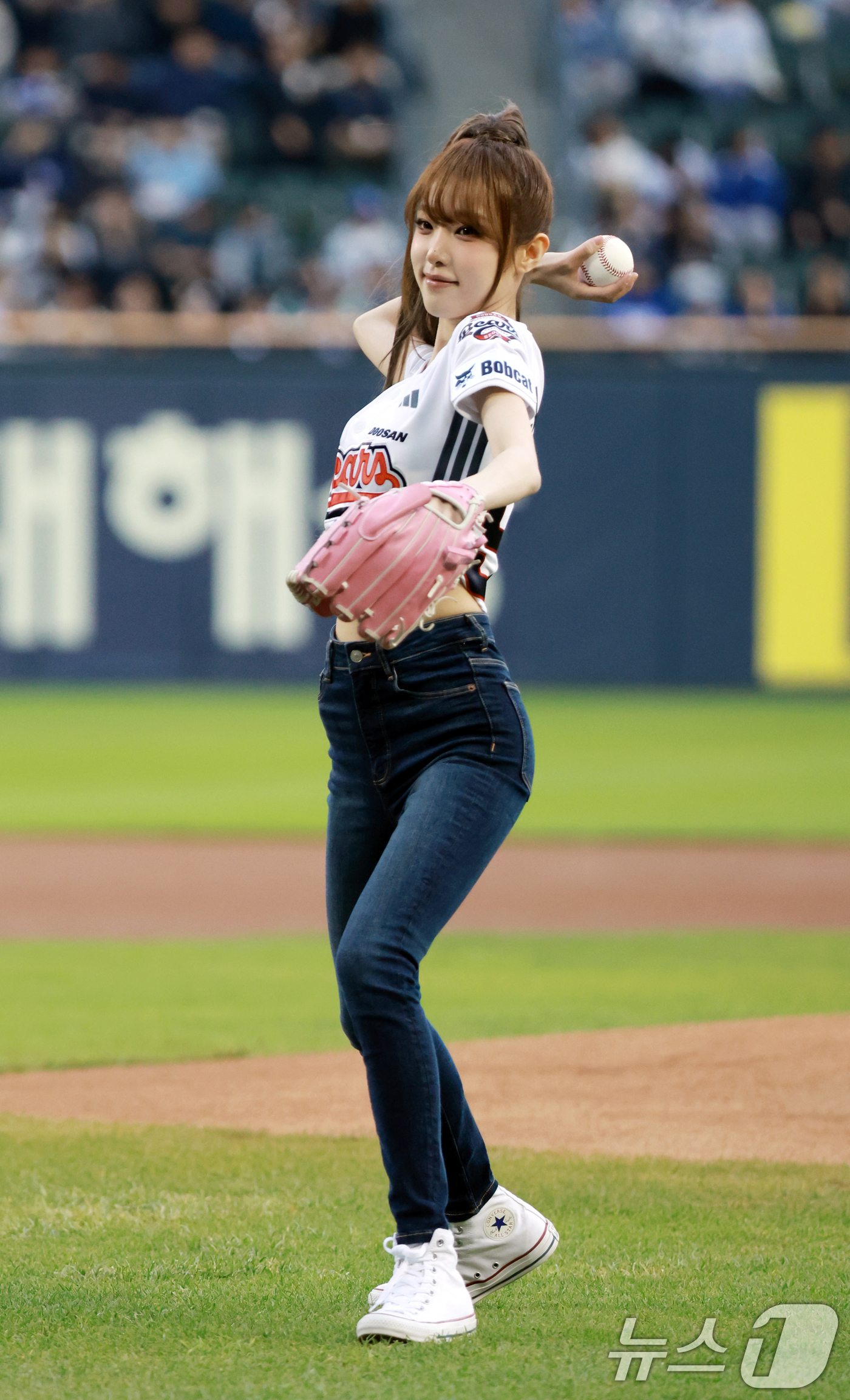 (서울=뉴스1) 이호윤 기자 = 28일 서울 송파구 잠실야구장에서 열린 '2026 신한 SOL KBO리그' 삼성 라이온즈와 두산 베어스의 경기를 앞두고 가수 최예나가 시구를 던지고 …