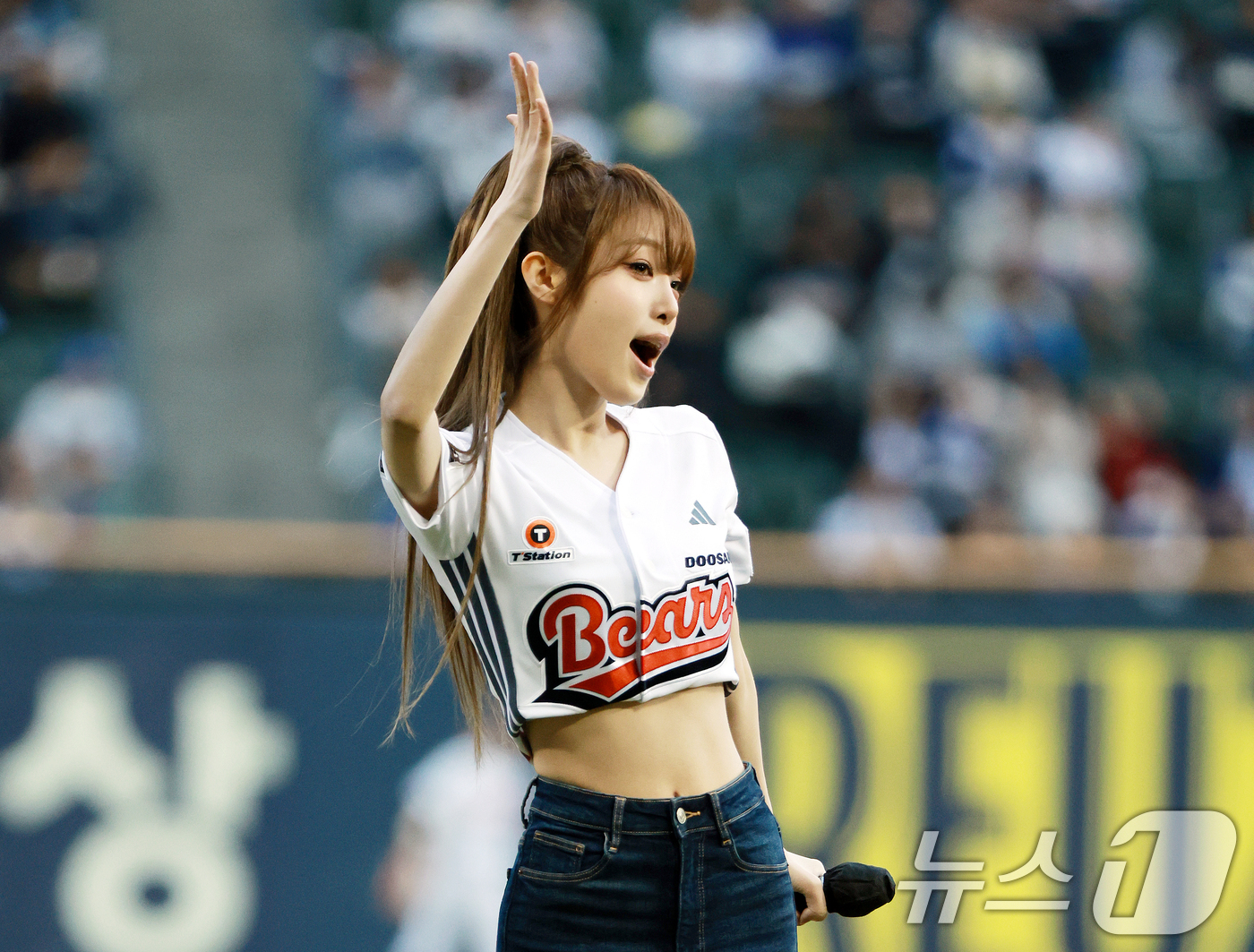 (서울=뉴스1) 이호윤 기자 = 28일 서울 송파구 잠실야구장에서 열린 '2026 신한 SOL KBO리그' 삼성 라이온즈와 두산 베어스의 경기를 앞두고 가수 최예나가 시구를 던지고 …
