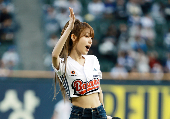 팬들 향해 손흔드는 최예나