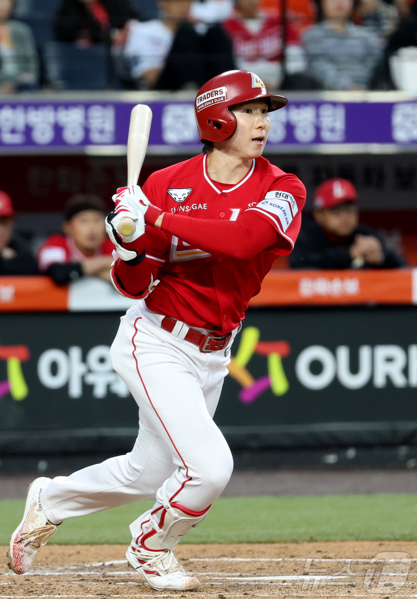 (대전=뉴스1) 김기남 기자 = 28일 대전 한화생명볼파크에서 열린 2026 신한 SOL KBO리그 SSG 랜더스와 한화 이글스의 경기에서 1회 솔로 홈런을 터트린 SSG 박성한이 …