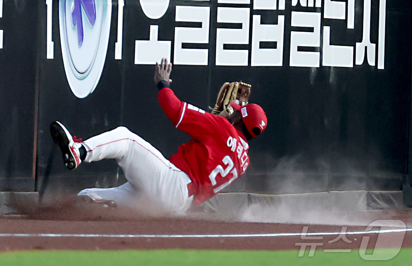 (대전=뉴스1) 김기남 기자 = 28일 대전 한화생명볼파크에서 열린 2026 신한 SOL KBO리그 SSG 랜더스와 한화 이글스의 경기에서 SSG 에레디아가 2회말 한화 강백호의 …