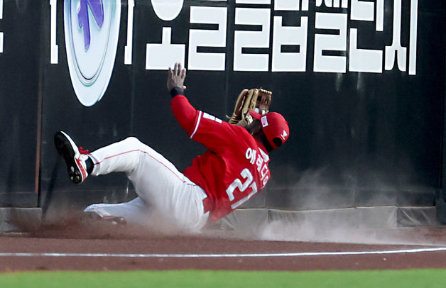 펜스에 충돌하는 에레디아