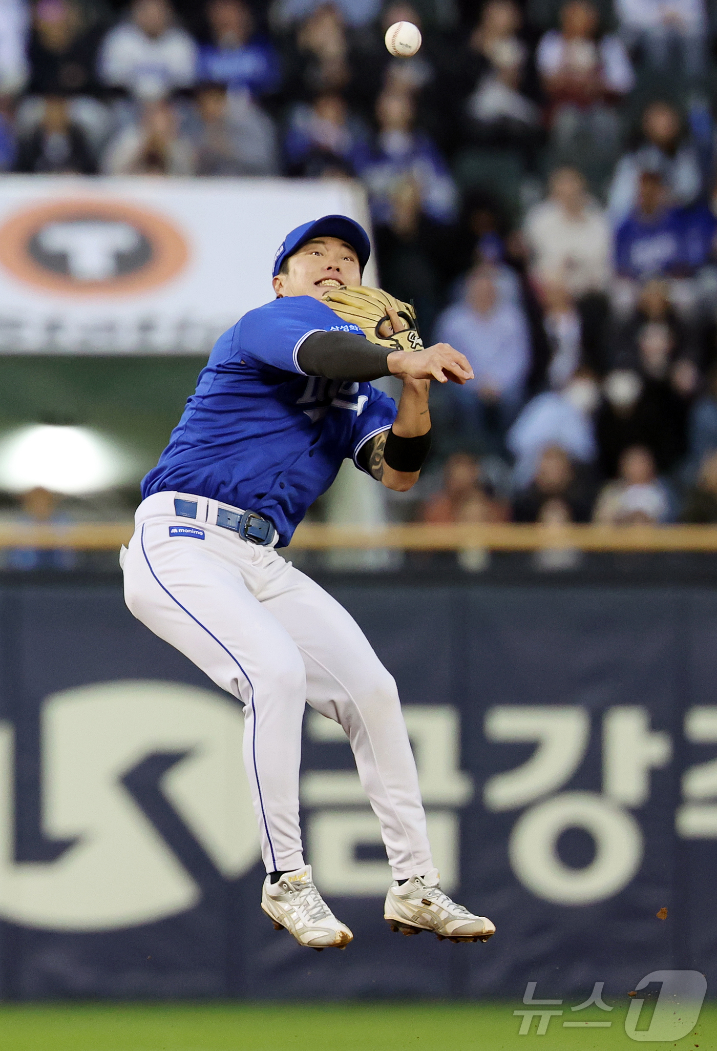 (서울=뉴스1) 김진환 기자 = 28일 서울 송파구 잠실야구장에서 열린 '2026 신한 SOL KBO리그' 삼성 라이온즈와 두산 베어스의 경기, 삼성 2루수 류지혁이 3회말 1사 …