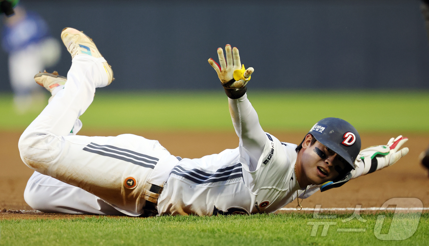 (서울=뉴스1) 김진환 기자 = 28일 서울 송파구 잠실야구장에서 열린 '2026 신한 SOL KBO리그' 삼성 라이온즈와 두산 베어스의 경기, 두산 박찬호가 3회말 1사 내야안타 …