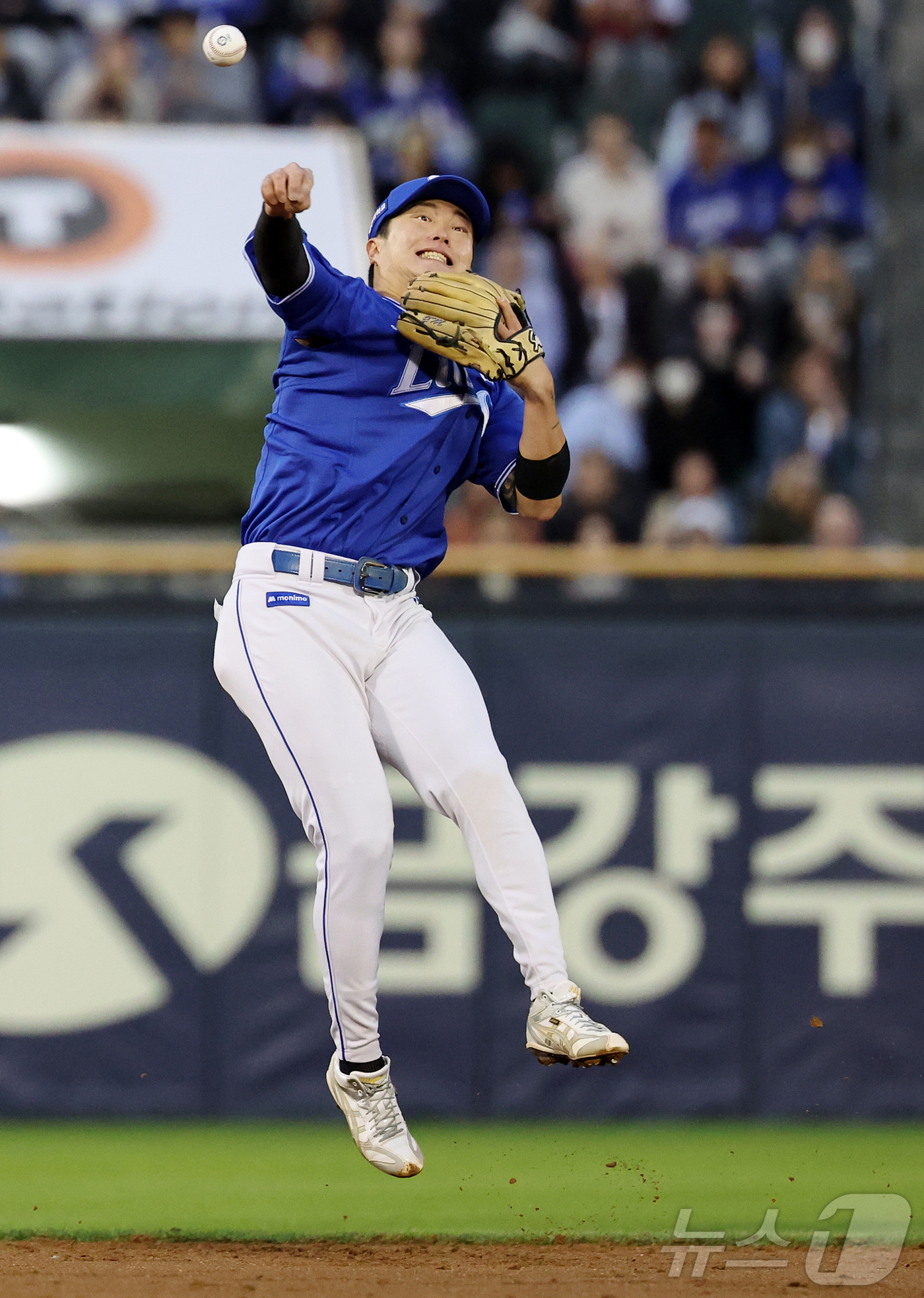 (서울=뉴스1) 김진환 기자 = 28일 서울 송파구 잠실야구장에서 열린 '2026 신한 SOL KBO리그' 삼성 라이온즈와 두산 베어스의 경기, 삼성 2루수 류지혁이 3회말 1사 …