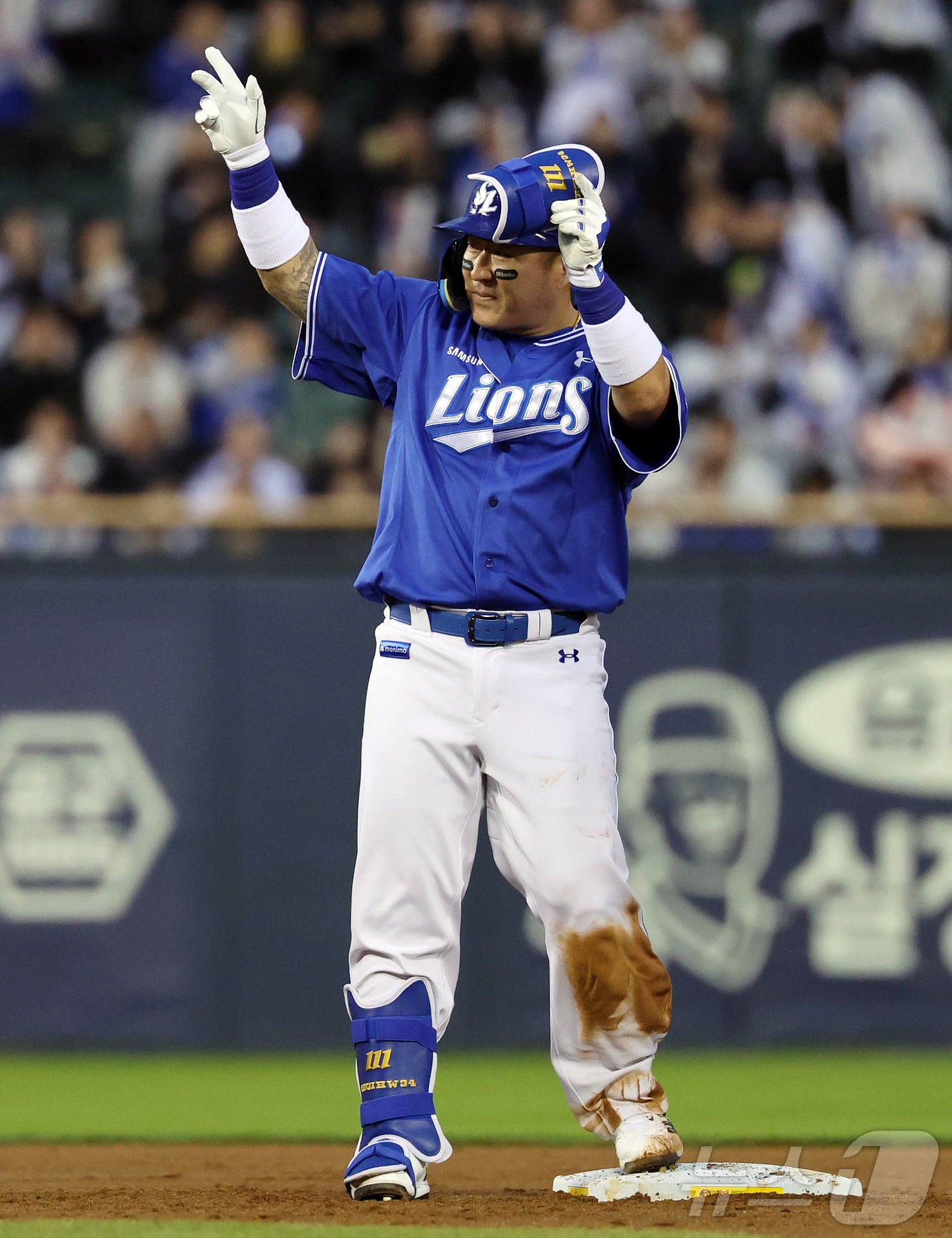 (서울=뉴스1) 김진환 기자 = 28일 서울 송파구 잠실야구장에서 열린 '2026 신한 SOL KBO리그' 삼성 라이온즈와 두산 베어스의 경기, 삼성 최형우가 4회초 1사 1루 상 …