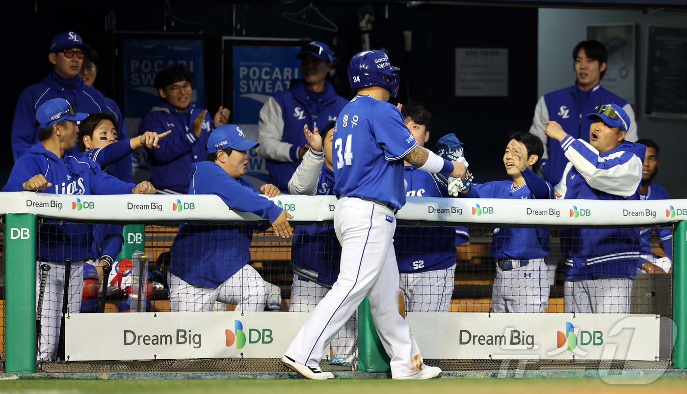 (서울=뉴스1) 김진환 기자 = 28일 서울 송파구 잠실야구장에서 열린 '2026 신한 SOL KBO리그' 삼성 라이온즈와 두산 베어스의 경기, 삼성 최형우가 4회초 1사 3루 상 …
