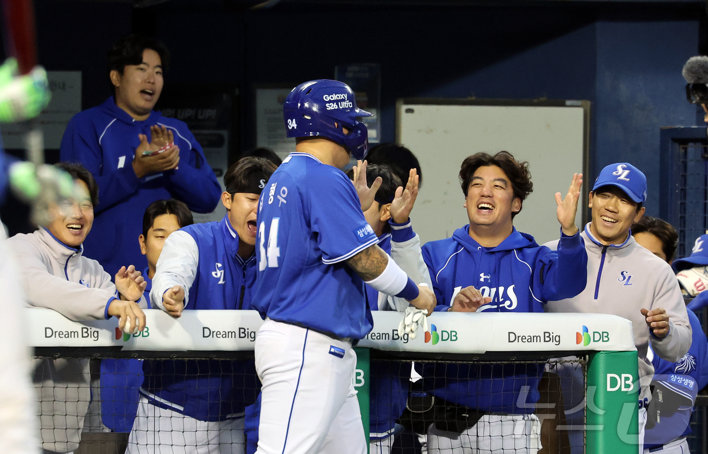 (서울=뉴스1) 김진환 기자 = 28일 서울 송파구 잠실야구장에서 열린 '2026 신한 SOL KBO리그' 삼성 라이온즈와 두산 베어스의 경기, 삼성 최형우가 4회초 1사 3루 상 …