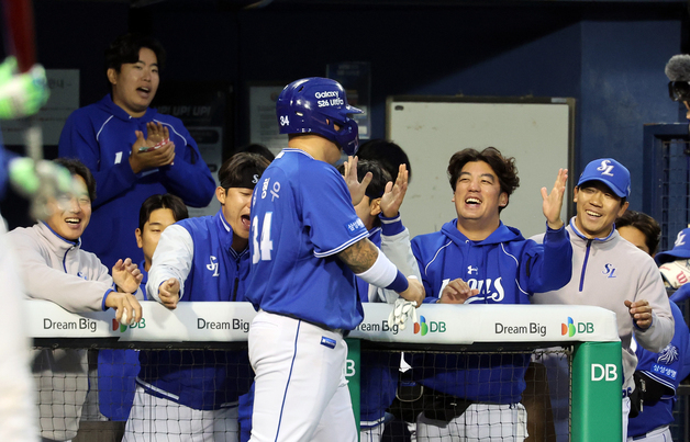 최형우, 안타 치고 득점까지!