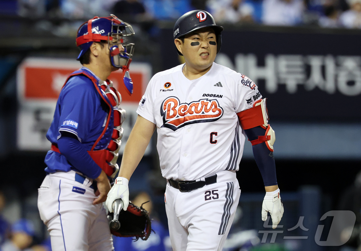 (서울=뉴스1) 김진환 기자 = 28일 서울 송파구 잠실야구장에서 열린 '2026 신한 SOL KBO리그' 삼성 라이온즈와 두산 베어스의 경기, 두산 양의지가 4회말 1사 상황 삼 …