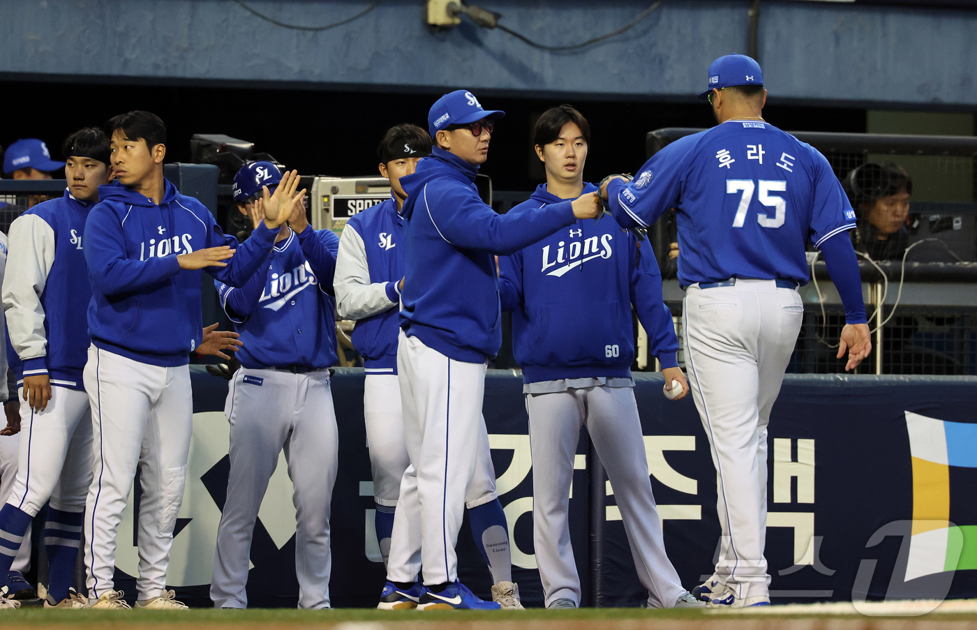 (서울=뉴스1) 김진환 기자 = 28일 서울 송파구 잠실야구장에서 열린 '2026 신한 SOL KBO리그' 삼성 라이온즈와 두산 베어스의 경기, 삼성 선발 후라도가 4회말 이닝을 …