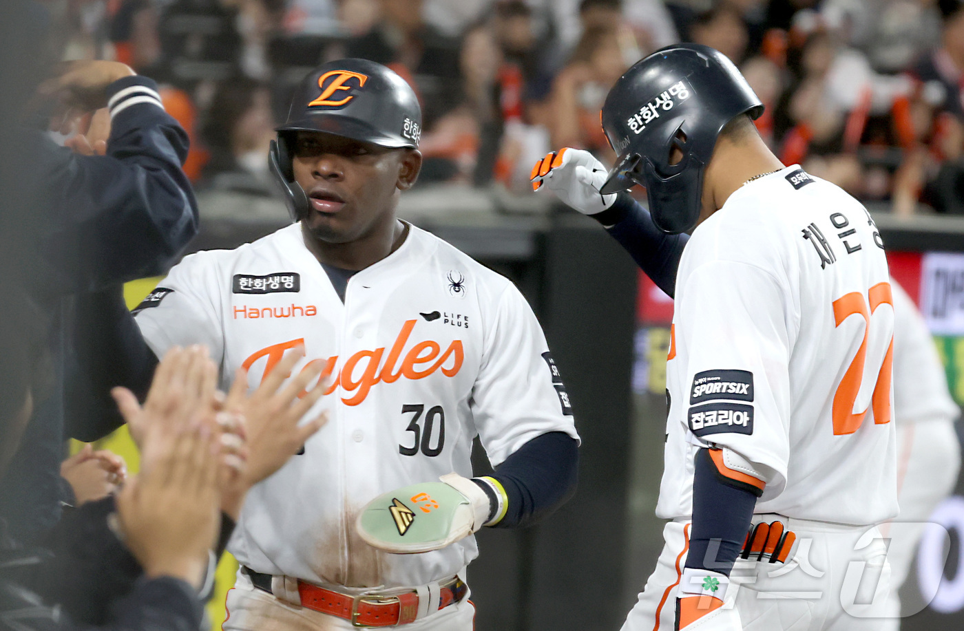 (대전=뉴스1) 김기남 기자 = 28일 대전 한화생명볼파크에서 열린 2026 신한 SOL KBO리그 SSG 랜더스와 한화 이글스의 경기에서 4회말 1사 안타를 친 한화 페라자가득점 …