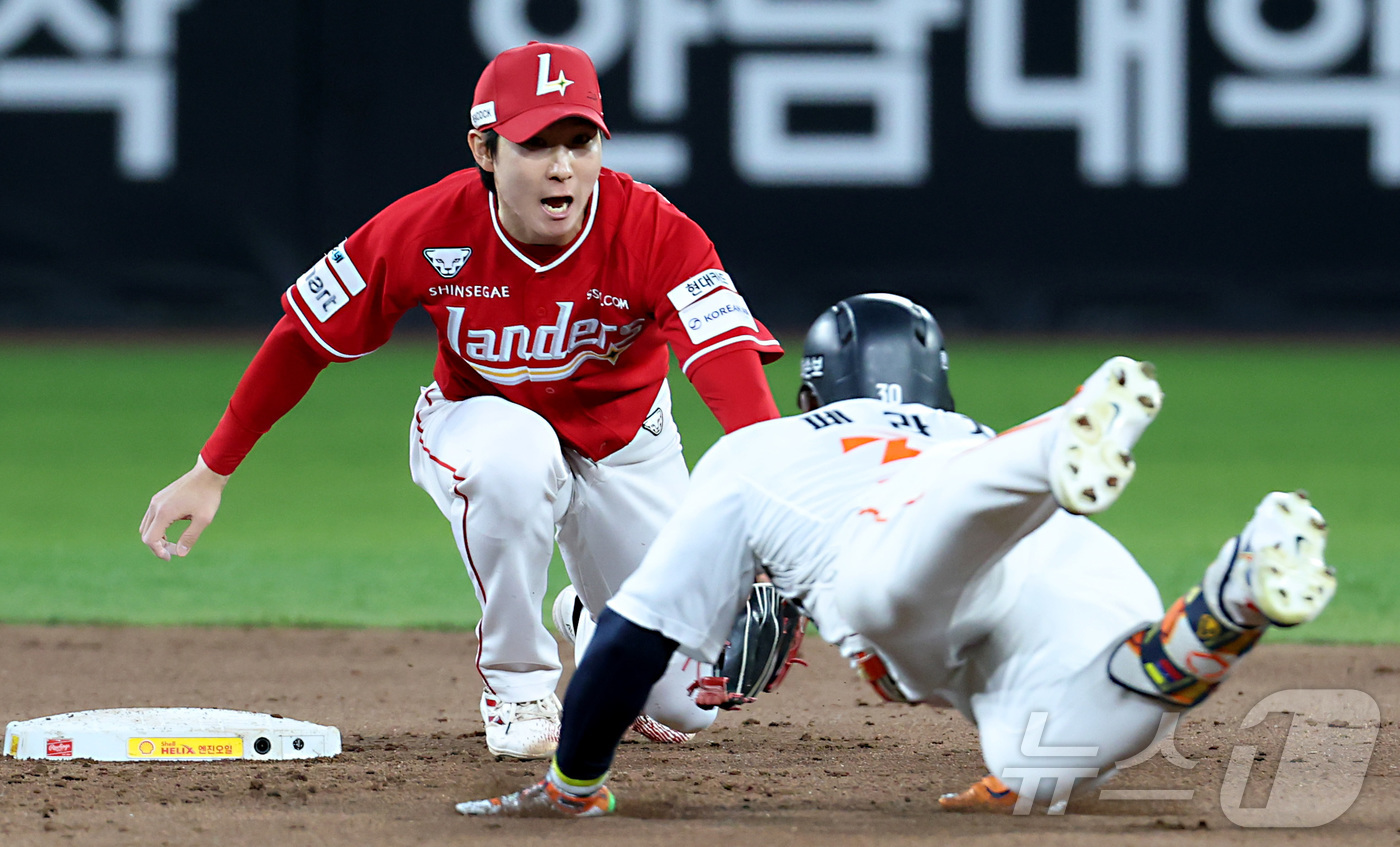 (대전=뉴스1) 김기남 기자 = 28일 대전 한화생명볼파크에서 열린 2026 신한 SOL KBO리그 SSG 랜더스와 한화 이글스의 경기에서 4회말 1사 안타를 친 한화 페라자가 2 …