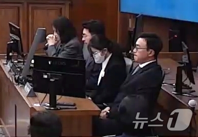 (서울=뉴스1) 임세영 기자 = 도이치모터스 주가조작과 통일교 금품수수 의혹 등의 혐의로 재판에 넘겨진 김건희 여사가 28일 서울 서초구 서울고등법원에서 열린 항소심에서 자리에 앉 …