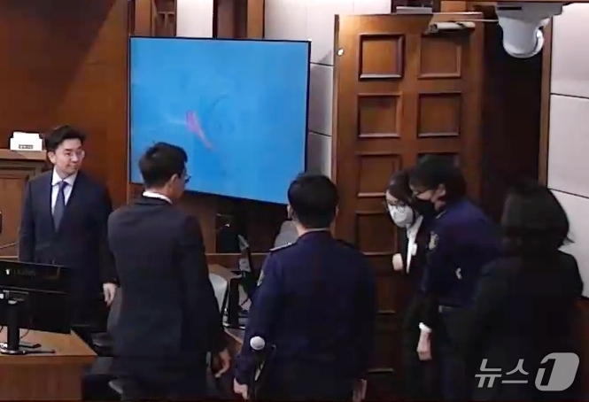 (서울=뉴스1) 임세영 기자 = 도이치모터스 주가조작과 통일교 금품수수 의혹 등의 혐의로 재판에 넘겨진 김건희 여사가 28일 서울 서초구 서울고등법원에서 열린 항소심에 출석하고 있 …