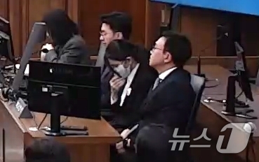 (서울=뉴스1) 임세영 기자 = 도이치모터스 주가조작과 통일교 금품수수 의혹 등의 혐의로 재판에 넘겨진 김건희 여사가 28일 서울 서초구 서울고등법원에서 열린 항소심에 출석해 자리 …
