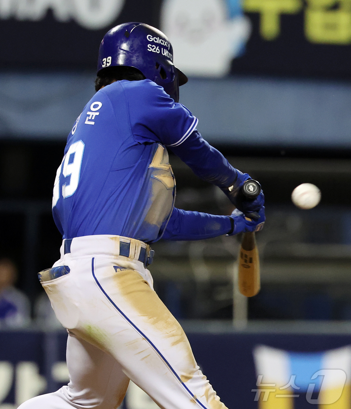 (서울=뉴스1) 김진환 기자 = 28일 서울 송파구 잠실야구장에서 열린 '2026 신한 SOL KBO리그' 삼성 라이온즈와 두산 베어스의 경기, 삼성 김성윤이 5회초 2사 1루 상 …