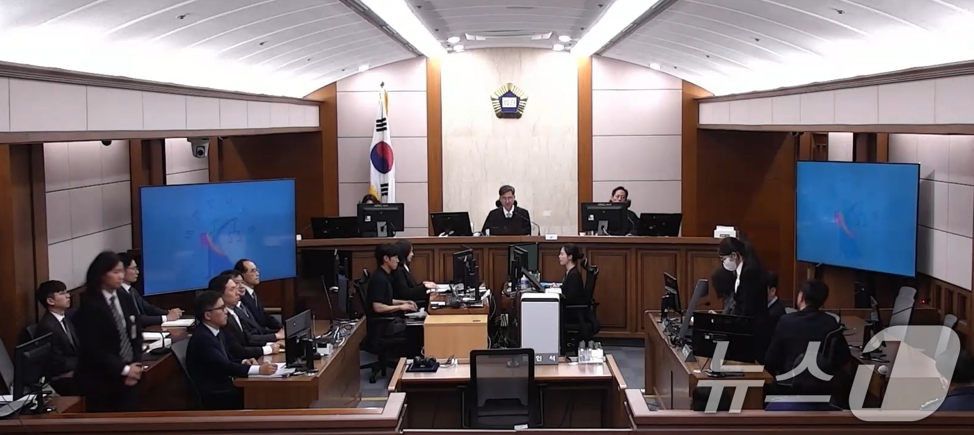 (서울=뉴스1) 임세영 기자 = 도이치모터스 주가조작과 통일교 금품수수 의혹 등의 혐의로 재판에 넘겨진 김건희 여사가 28일 서울 서초구 서울고등법원에서 열린 항소심에서 자리에서 …