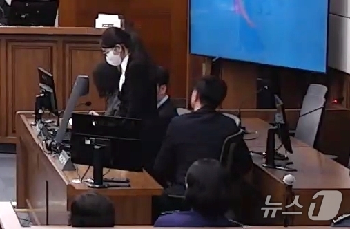 (서울=뉴스1) 임세영 기자 = 도이치모터스 주가조작과 통일교 금품수수 의혹 등의 혐의로 재판에 넘겨진 김건희 여사가 28일 서울 서초구 서울고등법원에서 열린 항소심에서 자리에서 …