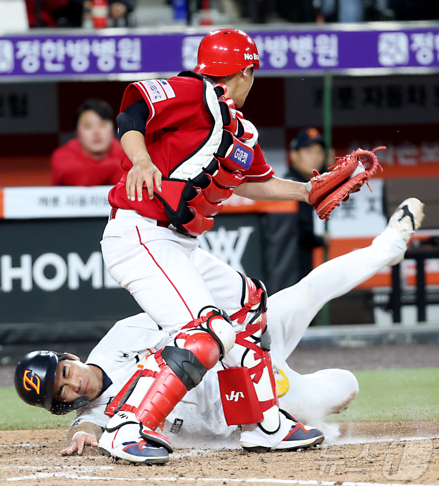 (대전=뉴스1) 김기남 기자 = 28일 대전 한화생명볼파크에서 열린 2026 신한 SOL KBO리그 SSG 랜더스와 한화 이글스의 경기에서 5회말 1사 1,3루에서 한화 오재원이 …