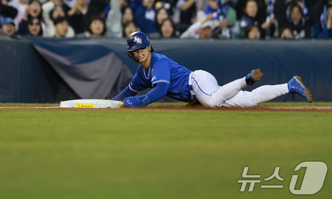 (서울=뉴스1) 이호윤 기자 = 28일 서울 송파구 잠실야구장에서 열린 '2026 신한 SOL KBO리그' 삼성 라이온즈와 두산 베어스의 경기, 삼성 김성윤이 4회초 무사 1루 상 …