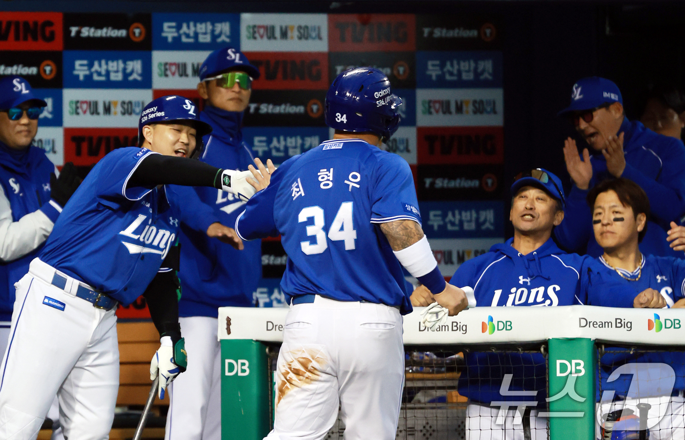 (서울=뉴스1) 이호윤 기자 = 28일 서울 송파구 잠실야구장에서 열린 '2026 신한 SOL KBO리그' 삼성 라이온즈와 두산 베어스의 경기, 삼성 최형우가 4회초 1사 상황에서 …