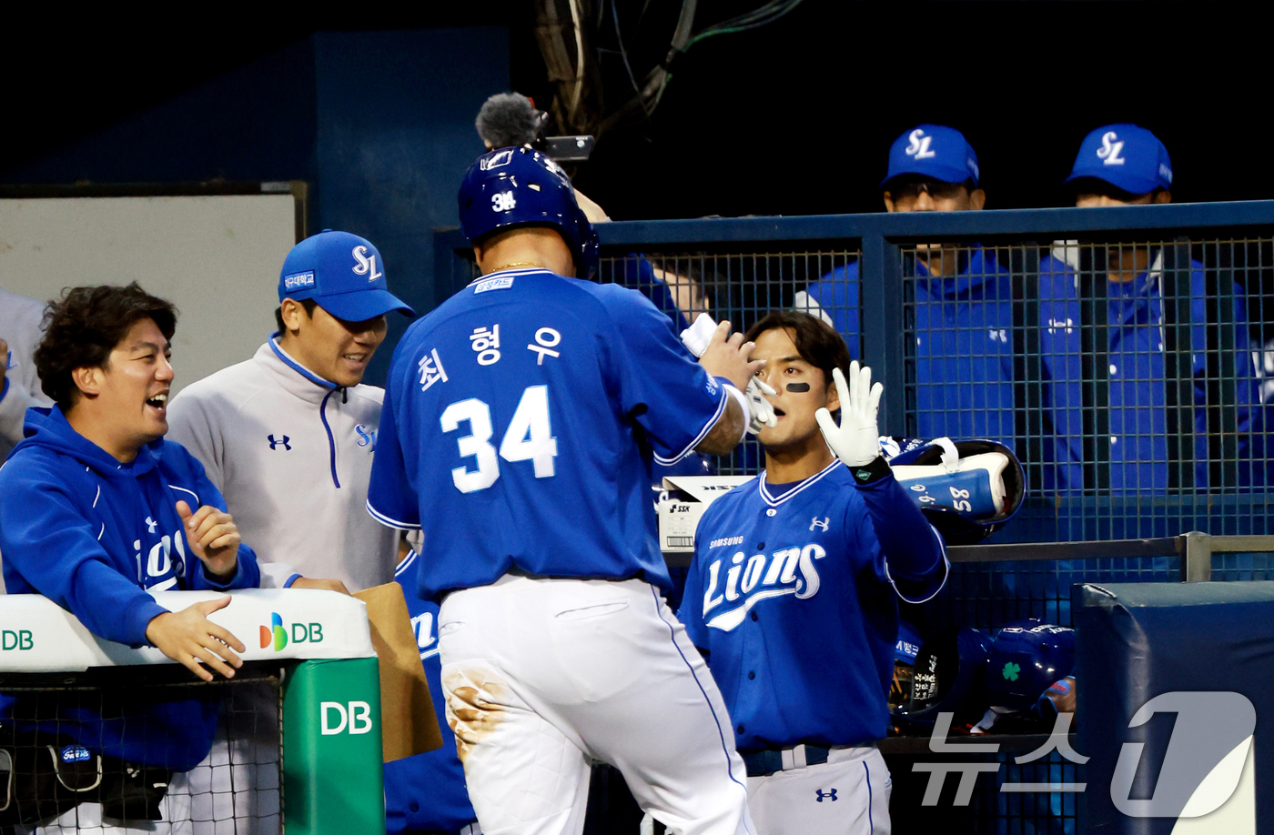(서울=뉴스1) 이호윤 기자 = 28일 서울 송파구 잠실야구장에서 열린 '2026 신한 SOL KBO리그' 삼성 라이온즈와 두산 베어스의 경기, 삼성 최형우가 4회초 1사 상황에서 …