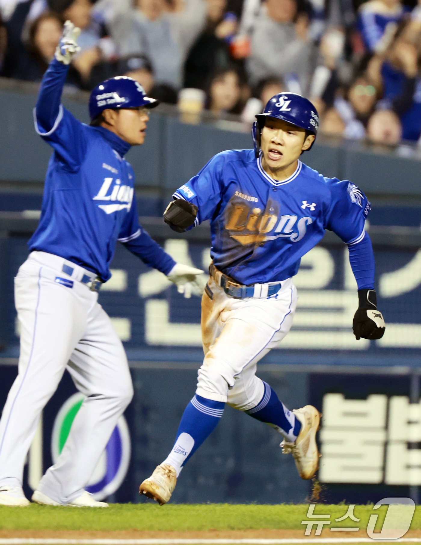 (서울=뉴스1) 이호윤 기자 = 28일 서울 송파구 잠실야구장에서 열린 '2026 신한 SOL KBO리그' 삼성 라이온즈와 두산 베어스의 경기, 삼성 김지찬이 5회초 2사 1루 상 …