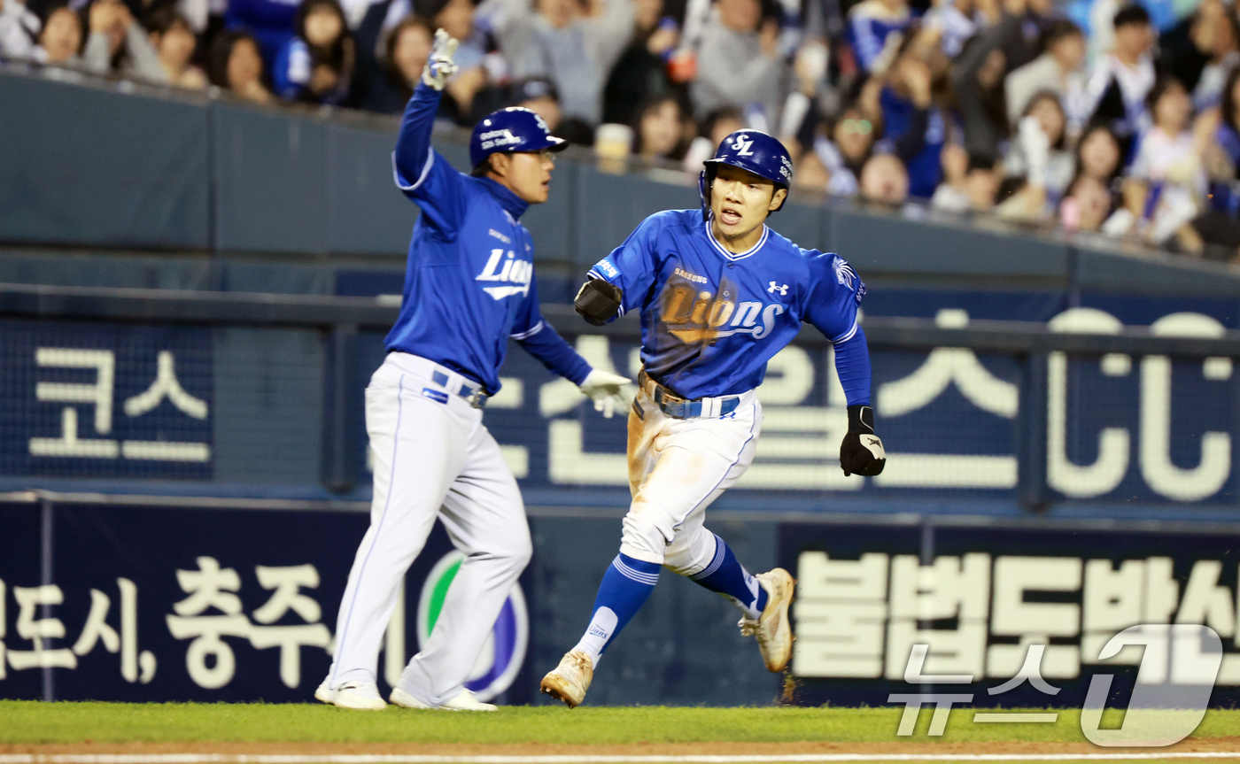 (서울=뉴스1) 이호윤 기자 = 28일 서울 송파구 잠실야구장에서 열린 '2026 신한 SOL KBO리그' 삼성 라이온즈와 두산 베어스의 경기, 삼성 김지찬이 5회초 2사 1루 상 …