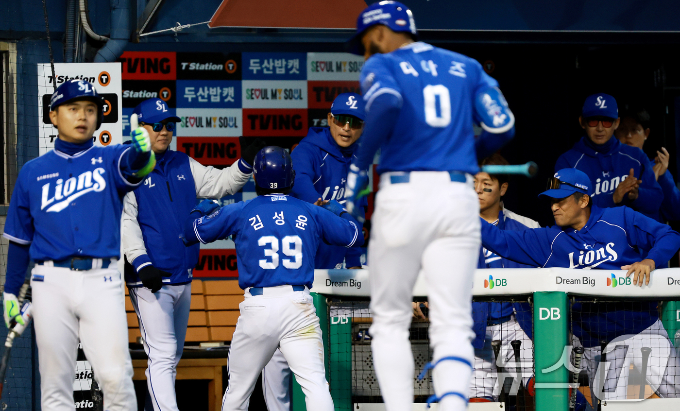 (서울=뉴스1) 이호윤 기자 = 28일 서울 송파구 잠실야구장에서 열린 '2026 신한 SOL KBO리그' 삼성 라이온즈와 두산 베어스의 경기, 4회초 삼성 김성윤이 디아즈의 희생 …