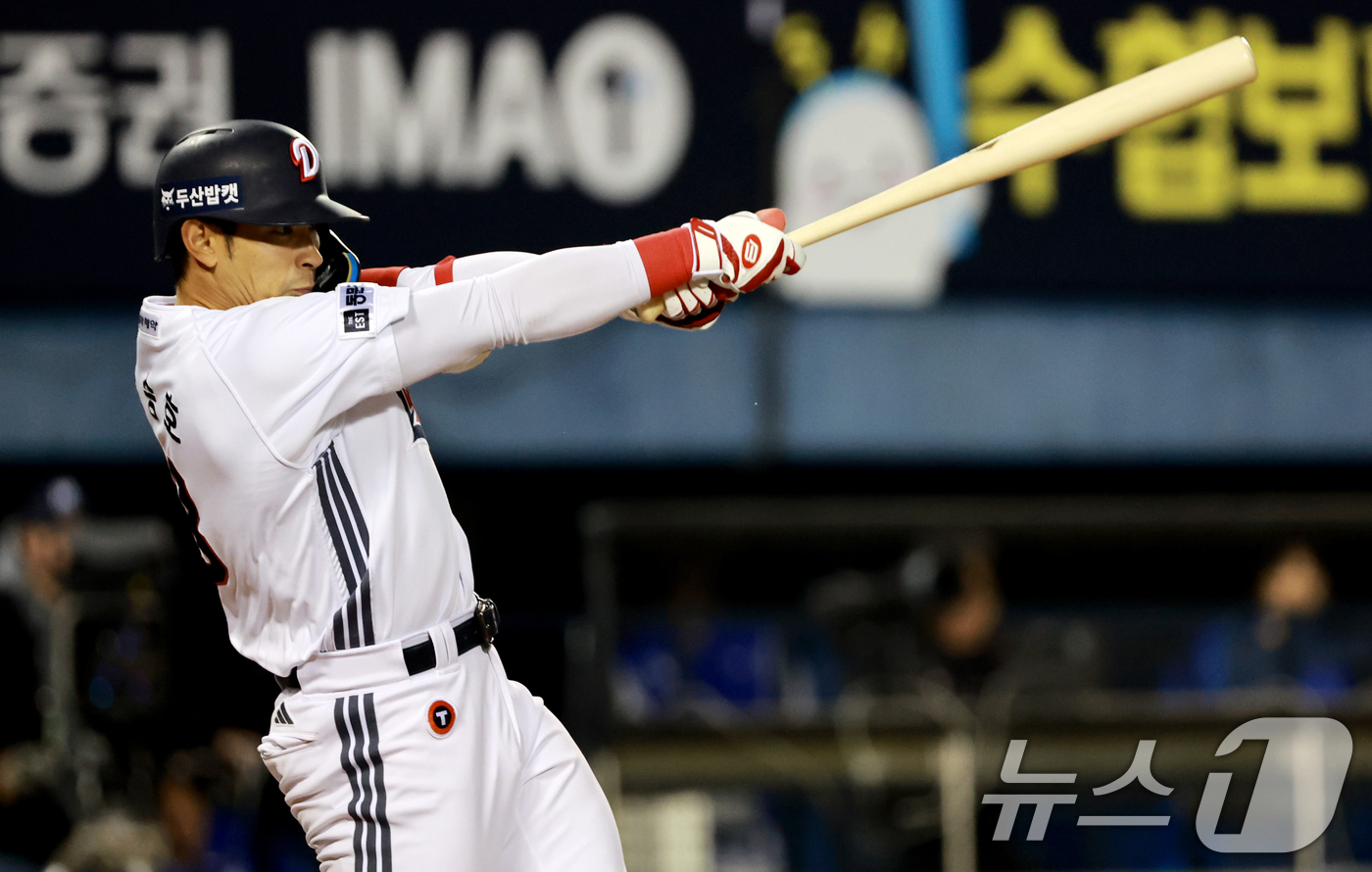 (서울=뉴스1) 이호윤 기자 = 28일 서울 송파구 잠실야구장에서 열린 '2026 신한 SOL KBO리그' 삼성 라이온즈와 두산 베어스의 경기, 두산 강승호가 5회말 1사 유격수 …