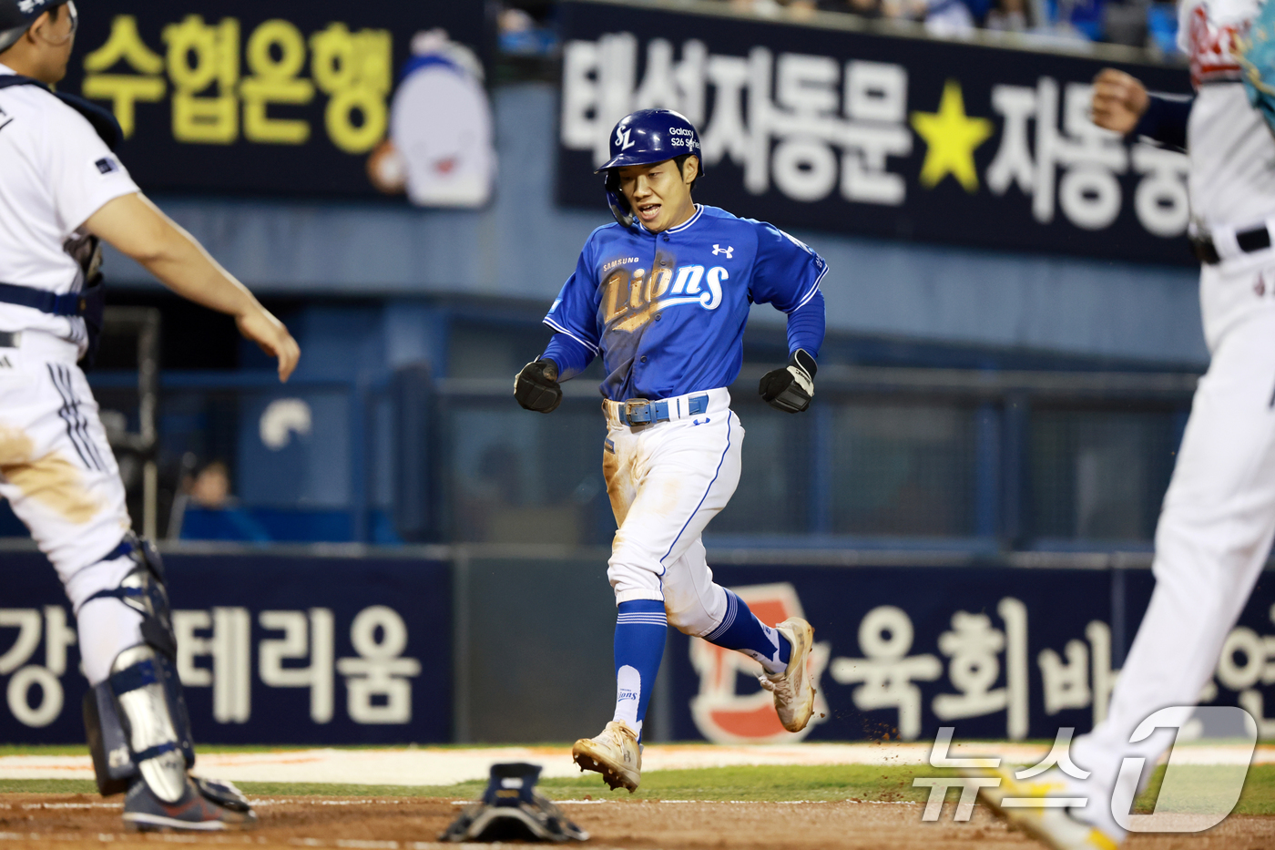 (서울=뉴스1) 이호윤 기자 = 28일 서울 송파구 잠실야구장에서 열린 '2026 신한 SOL KBO리그' 삼성 라이온즈와 두산 베어스의 경기, 삼성 김지찬이 5회초 2사 1루 상 …
