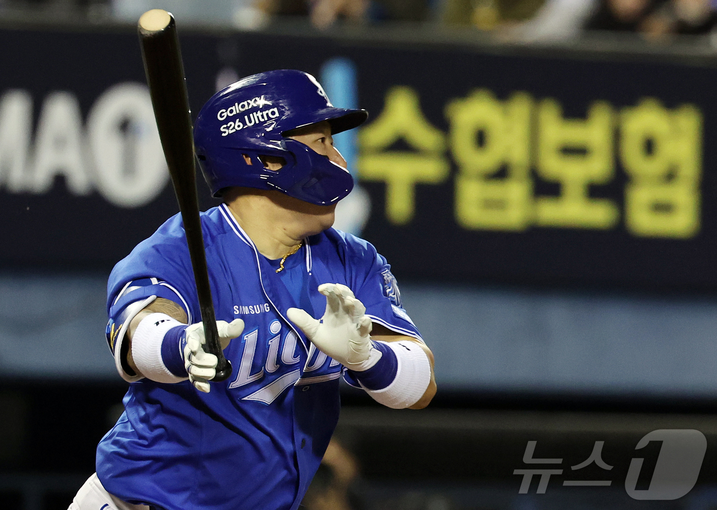 (서울=뉴스1) 김진환 기자 = 28일 서울 송파구 잠실야구장에서 열린 '2026 신한 SOL KBO리그' 삼성 라이온즈와 두산 베어스의 경기, 삼성 최형우가 4회초 무사 1루 상 …