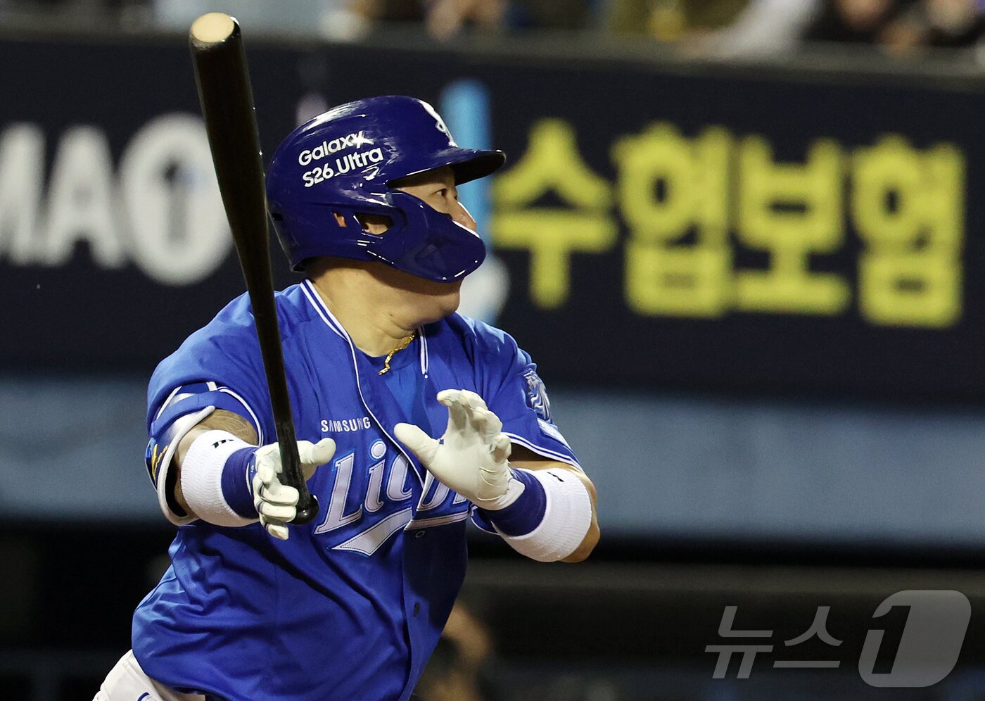 본문 이미지 - 28일 서울 송파구 잠실야구장에서 열린 '2026 신한 SOL KBO리그' 삼성 라이온즈와 두산 베어스의 경기, 삼성 최형우가 4회초 무사 1루 상황에서 안타를 치고 있다. 2026.4.28 ⓒ 뉴스1 김진환 기자