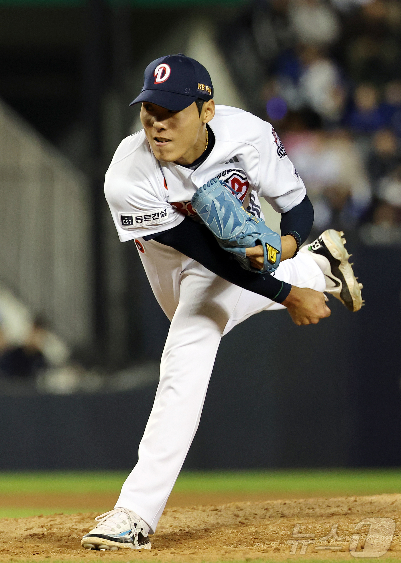 (서울=뉴스1) 김진환 기자 = 28일 서울 송파구 잠실야구장에서 열린 '2026 신한 SOL KBO리그' 삼성 라이온즈와 두산 베어스의 경기, 두산 윤태호가 7회초 팀의 두 번째 …