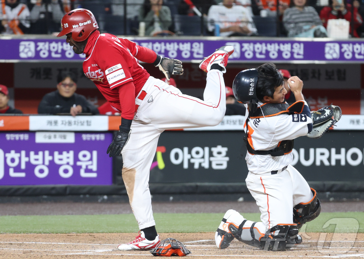 (대전=뉴스1) 김기남 기자 = 28일 대전 한화생명볼파크에서 열린 2026 신한 SOL KBO리그 SSG 랜더스와 한화 이글스의 경기에서 SSG 6회초 1사 1,3루에서 3루주자 …