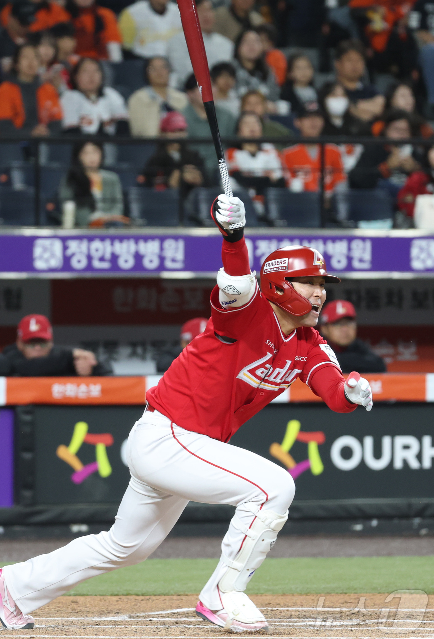 (대전=뉴스1) 김기남 기자 = 28일 대전 한화생명볼파크에서 열린 2026 신한 SOL KBO리그 SSG 랜더스와 한화 이글스의 경기에서 SSG 한유섬이 안타를 치고 있다. 20 …