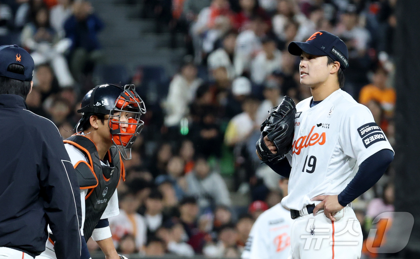(대전=뉴스1) 김기남 기자 = 28일 대전 한화생명볼파크에서 열린 2026 신한 SOL KBO리그 SSG 랜더스와 한화 이글스의 경기에서 6회초 왕옌청이 교체되며 아쉬운 표정을 …