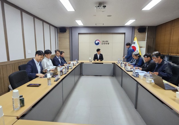 화물연대-BGF 교섭장 찾은 김영훈 "새 틀 만들면 비온 뒤 땅 굳어질 것"