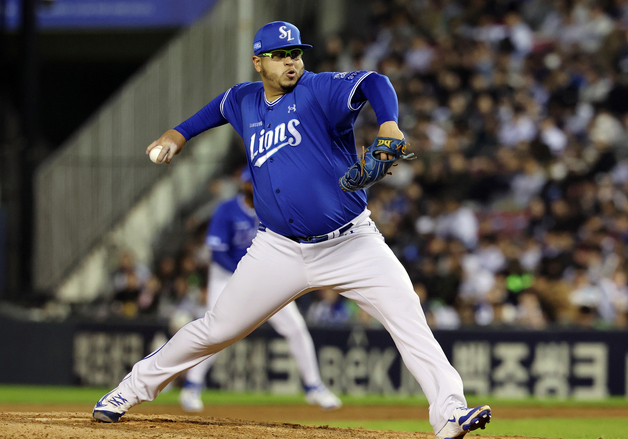 7회말 등판해 역투 펼치는 후라도