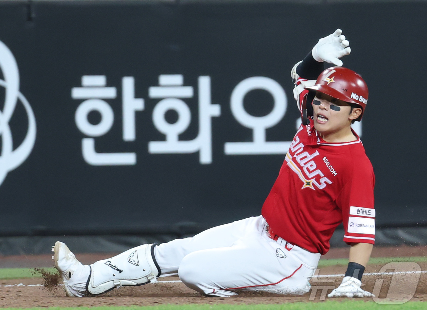 (대전=뉴스1) 김기남 기자 = 28일 대전 한화생명볼파크에서 열린 2026 신한 SOL KBO리그 SSG 랜더스와 한화 이글스의 경기에서 7회초 SSG 정준재가 역전 2타점 3루 …