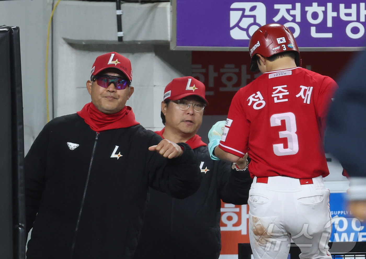 (대전=뉴스1) 김기남 기자 = 28일 대전 한화생명볼파크에서 열린 2026 신한 SOL KBO리그 SSG 랜더스와 한화 이글스의 경기에서 7회초 SSG 정준재가 역전 2타점 3루 …