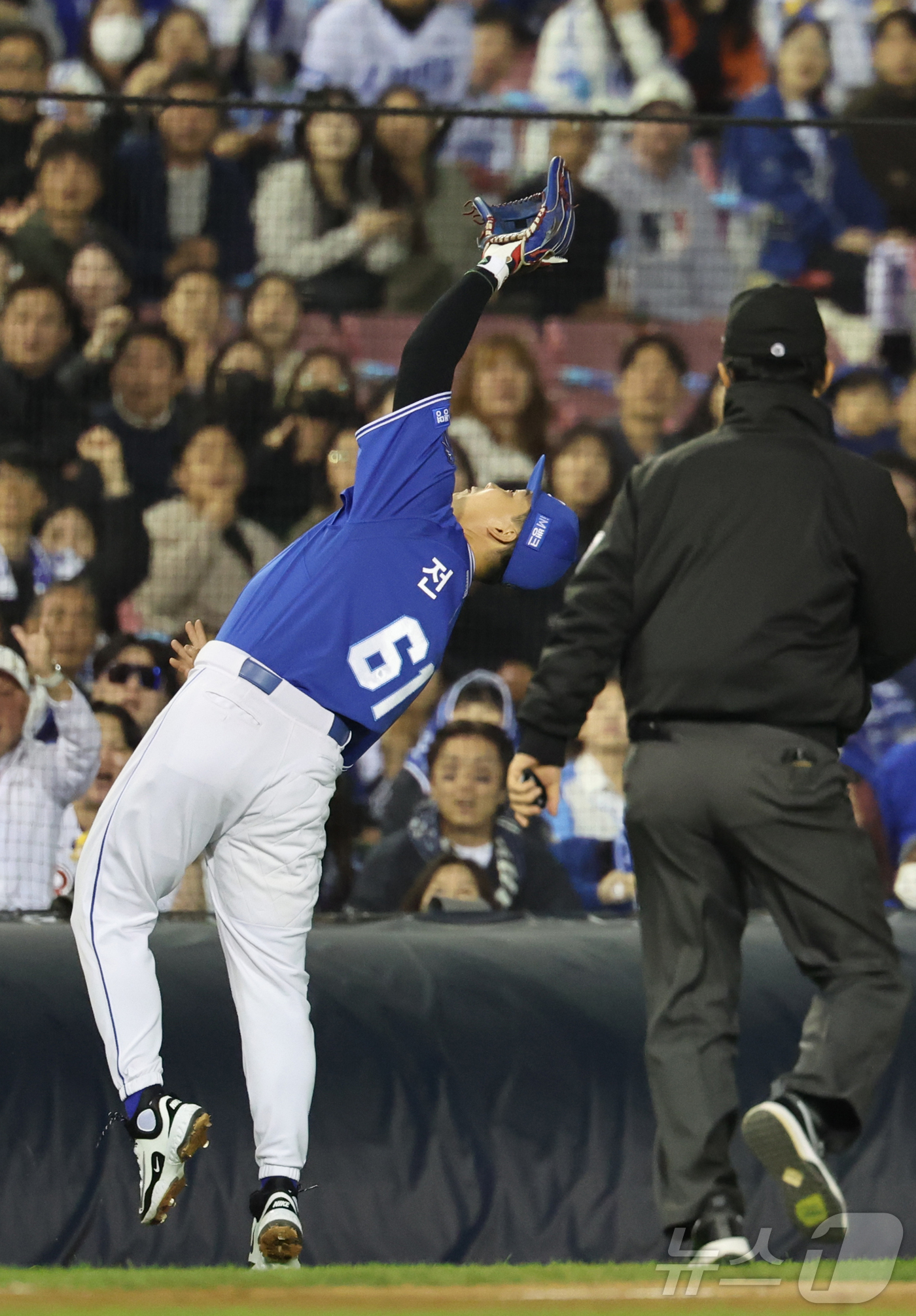 (서울=뉴스1) 김진환 기자 = 28일 서울 송파구 잠실야구장에서 열린 '2026 신한 SOL KBO리그' 삼성 라이온즈와 두산 베어스의 경기, 삼성 3루수 전병우가 8회말 무사 …