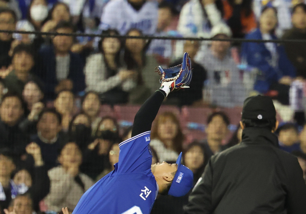 박준순의 파울 타구 잡아내는 전병우